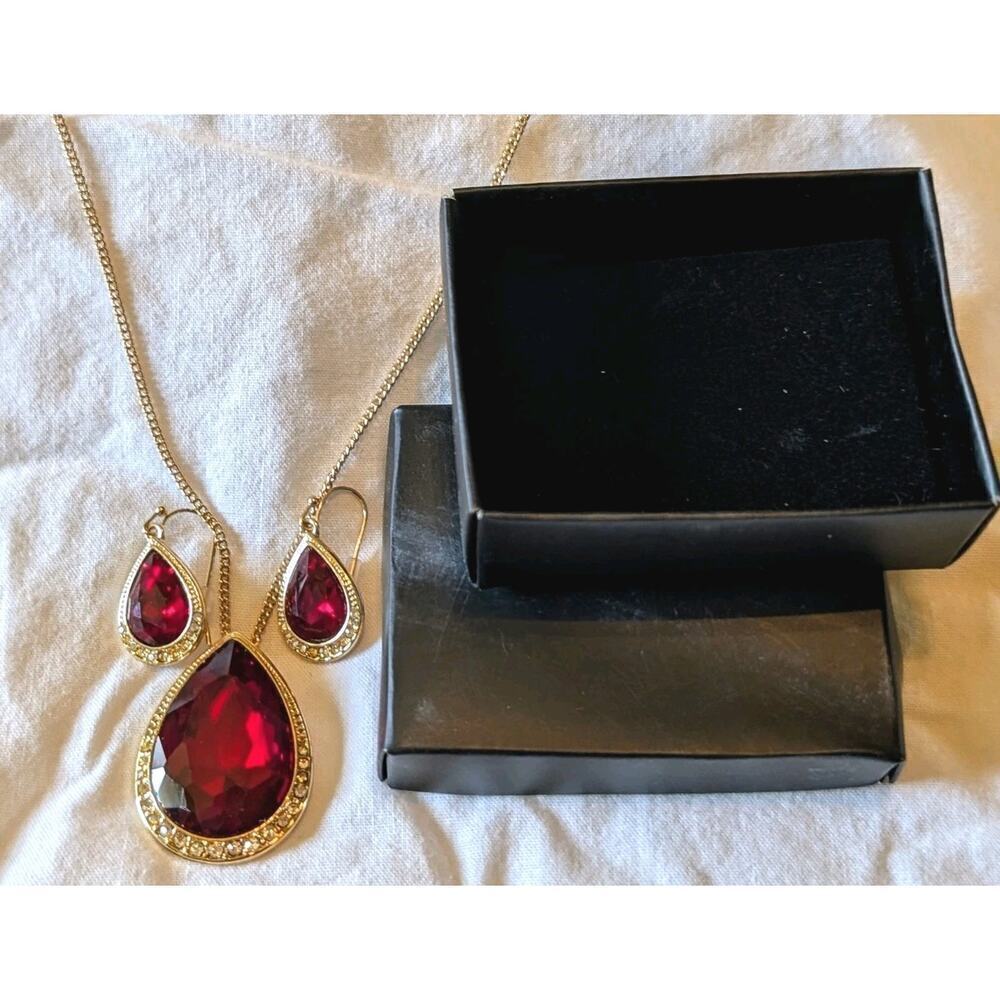 AVON Radiant Teardrop Necklace & Earring Giftset Goldtone w/Red Ruby Faux Stone